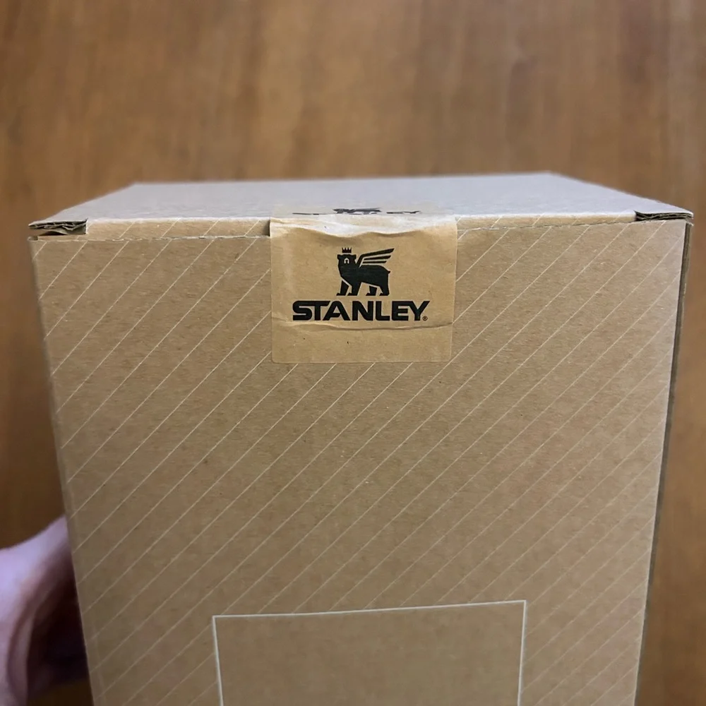 ✨BNWT - Stanley Cream The Quencher H2.0 Flowstate Tumbler - 40 oz✨